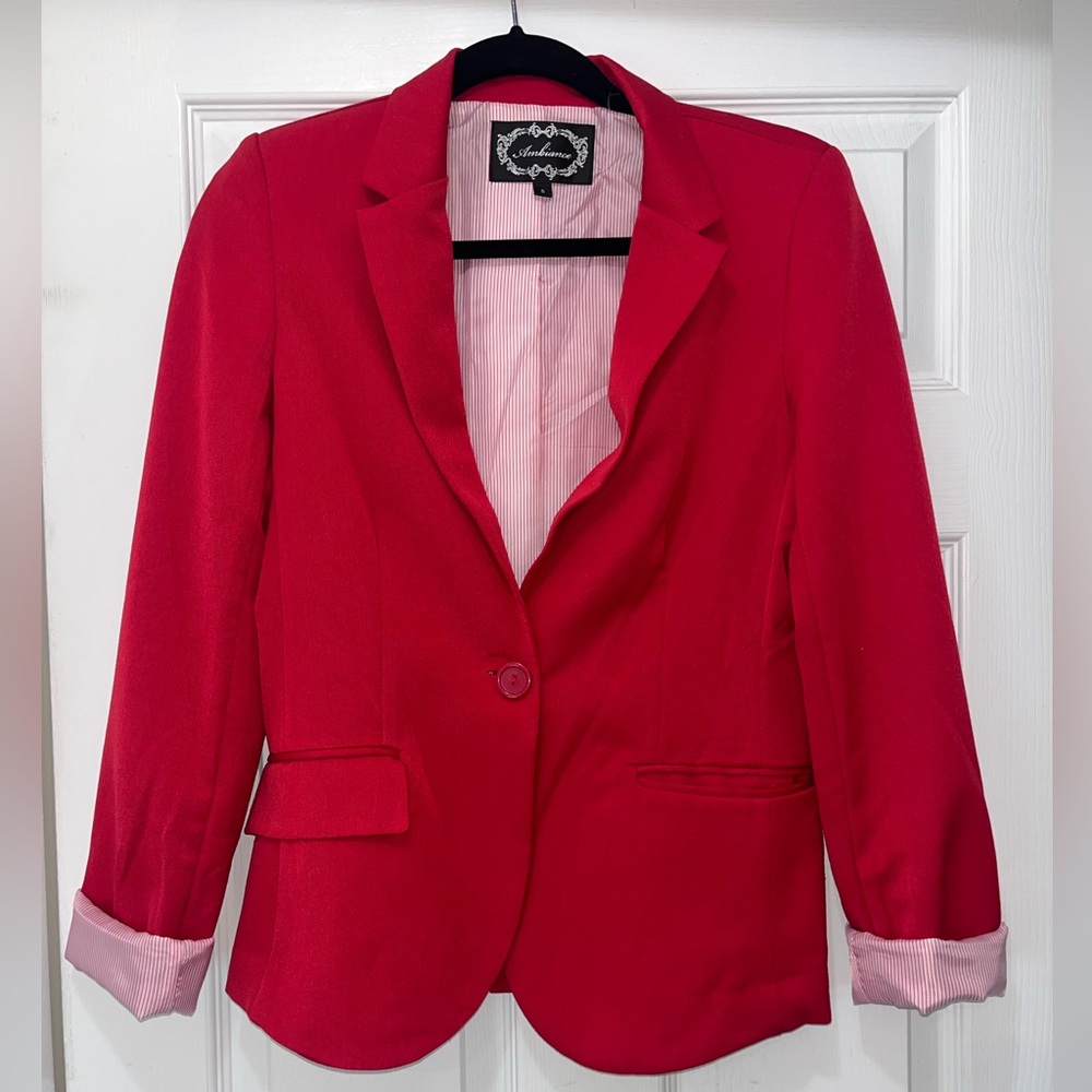 Red Blazer, Front button